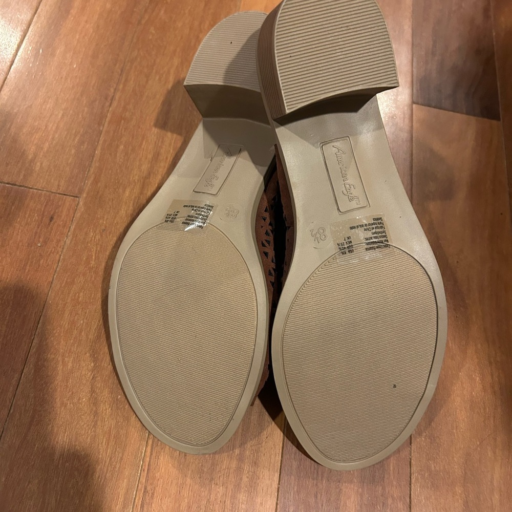 Womans American Eagle Faux Suede Perforated Peep toe Low Chunky heels Size 8.5 - Picture 2 of 7